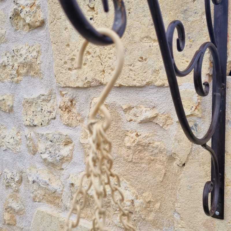Cesta colgante para plantas de hierro beige envejecido marrón