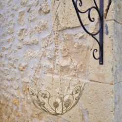 Cesta colgante para plantas de hierro beige envejecido marrón