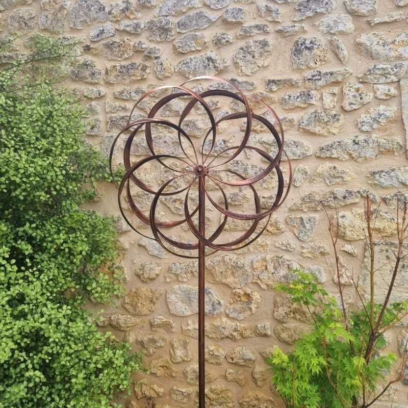 Molino de viento decorativo para jardín Modelo Chinon | Molino de viento de jardín en metal con acabado cobre patinado
