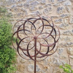 Molino de viento decorativo para jardín Modelo Chinon | Molino de viento de jardín en metal con acabado cobre patinado