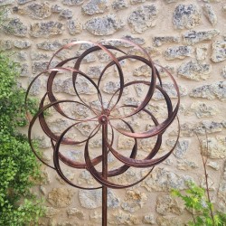 Molino de viento decorativo para jardín Modelo Chinon | Molino de viento de jardín en metal con acabado cobre patinado