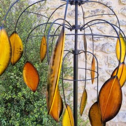 Detalle del molino de viento Balanzac girando suavemente con el viento