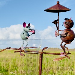 Pluviómetro decorativo con gato y ratón – 117 cm