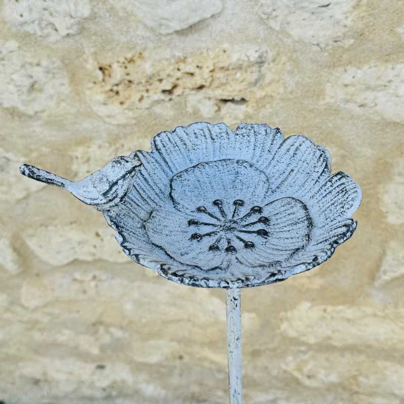 Detalle del pájaro decorativo y de la pátina azul envejecida
