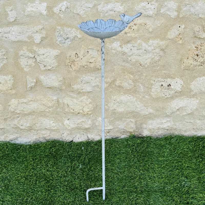 Vista completa del bebedero para aves sobre estaca de 87 cm