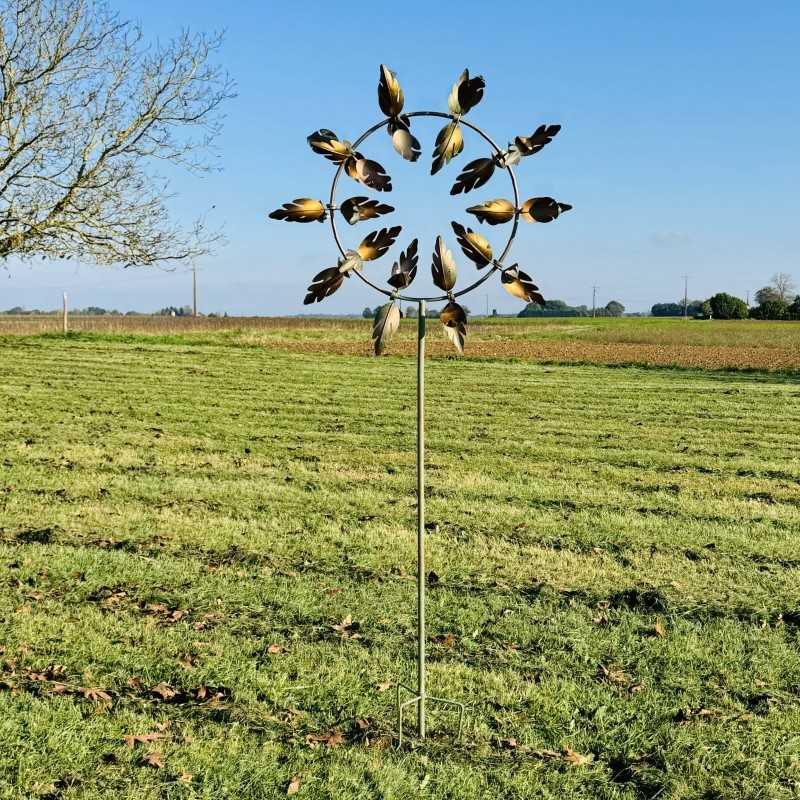 Éolienne de Jardin en Métal Patiné – Élégance et Mouvement pour Votre Espace Extérieur vue entière 