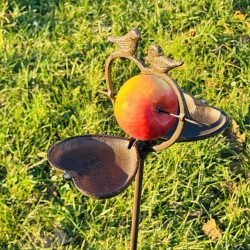 Mangeoire d’oiseaux sur pique en métal dans un jardin, haute de 108 cm