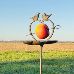 Détail des petits oiseaux décoratifs sur la mangeoire en métal.