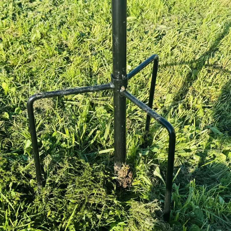 Molino decorativo de jardín en cobre "Poésie Aérienne" visto desde el anclaje al suelo