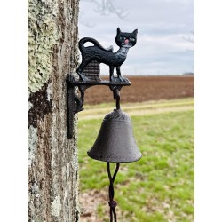 Campana de puerta con gato negro instalada en el exterior