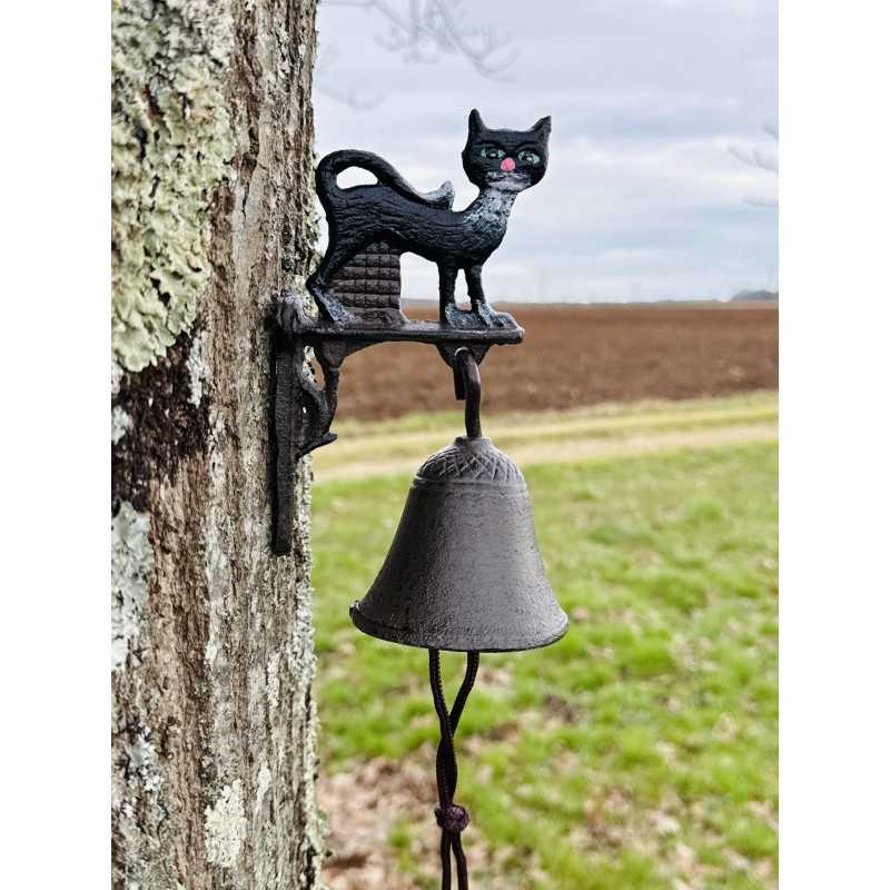 Campana de puerta con gato negro instalada en el exterior