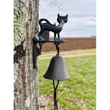 Campana de puerta con gato negro instalada en el exterior