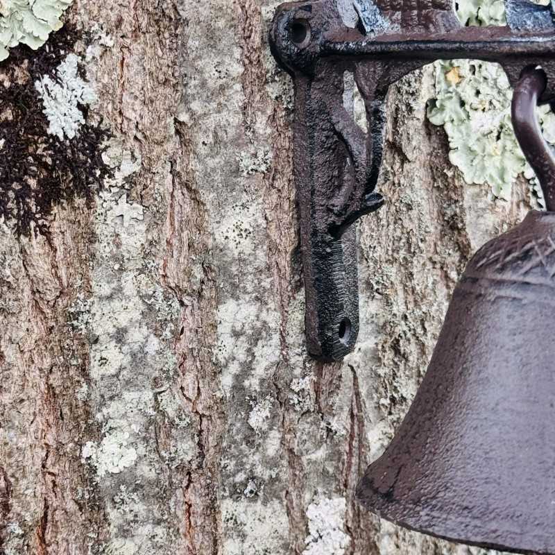 Detalle de la campana de hierro fundido y su cuerda
