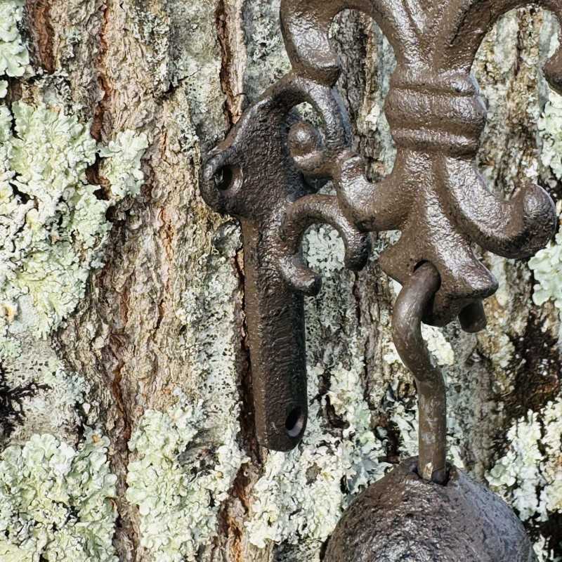 Campana de pared de hierro fundido con flor de lis