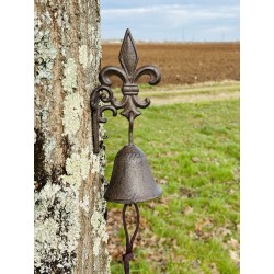 Campana de puerta con flor de lis instalada en el exterior
