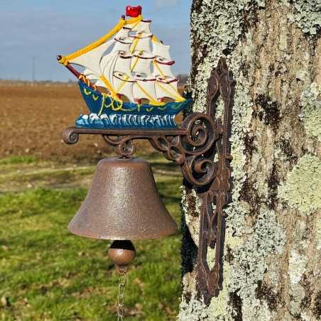 Campana de pared de hierro fundido con velero