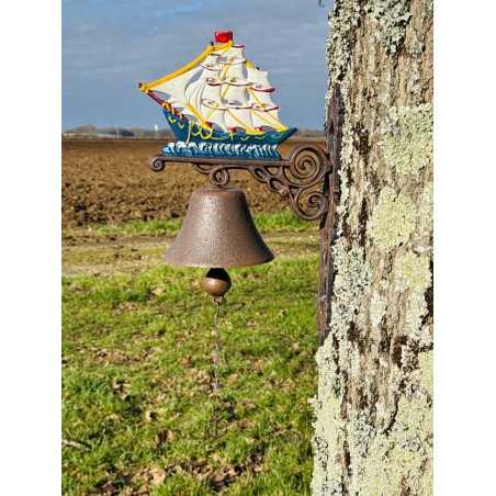 Campana de puerta marinera instalada en el exterior