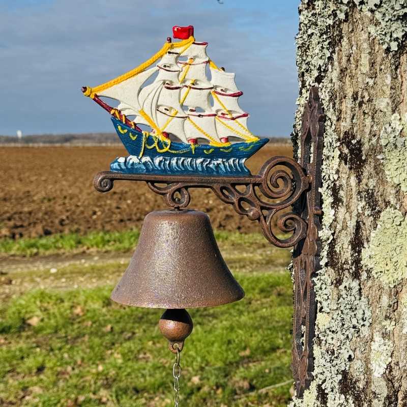 Vista frontal del velero decorativo de hierro fundido