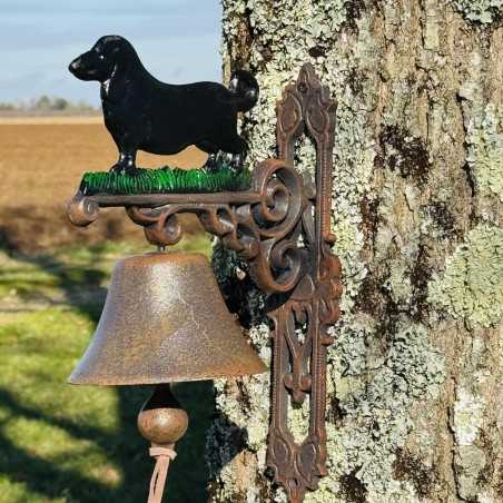 Campana de puerta con perro instalada en el exterior