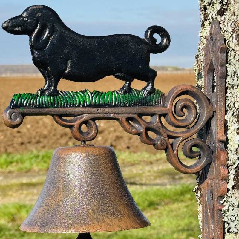 Detalle del soporte decorativo de hierro fundido con perro