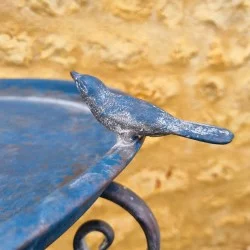 Trípode de hierro con volutas y acabado azul envejecido – Detalle