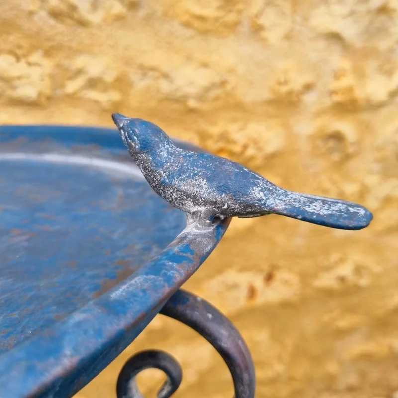 Trípode de hierro con volutas y acabado azul envejecido – Detalle