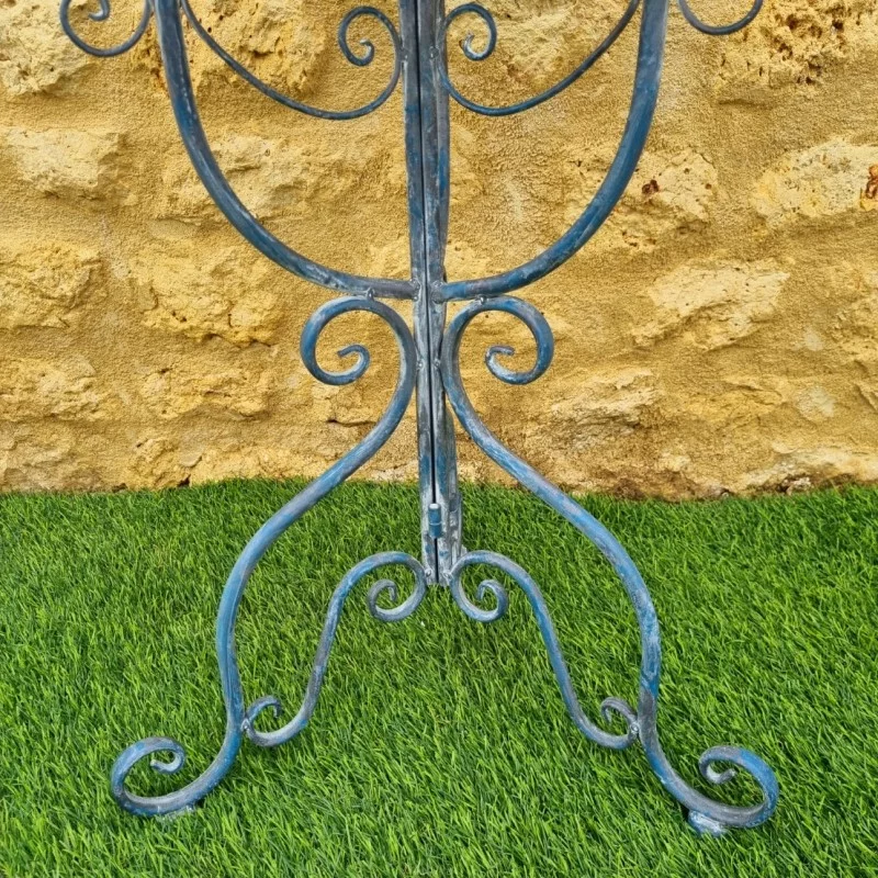 Bain à oiseau sur pied patiné bleu detail du pied stable