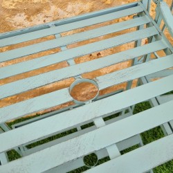 Mesa central integrada en el banco de jardín – Detalle