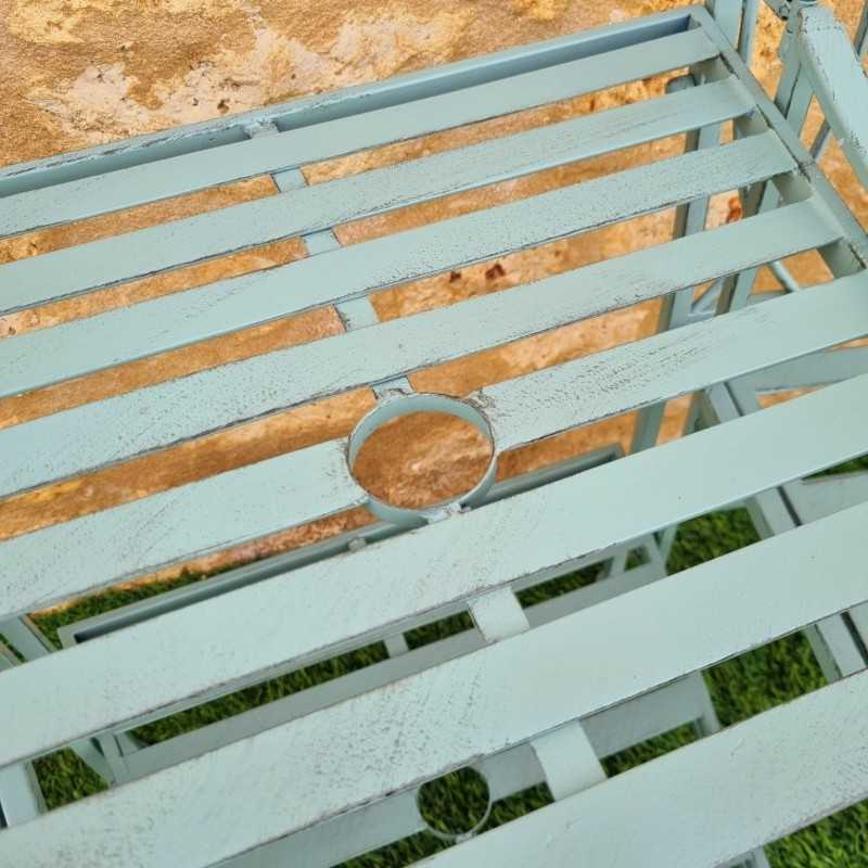 Mesa central integrada en el banco de jardín – Detalle