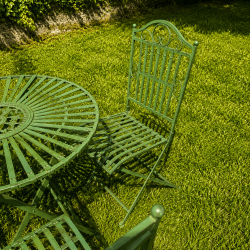 Mesa de jardín redonda con tablero calado – Vista de cerca