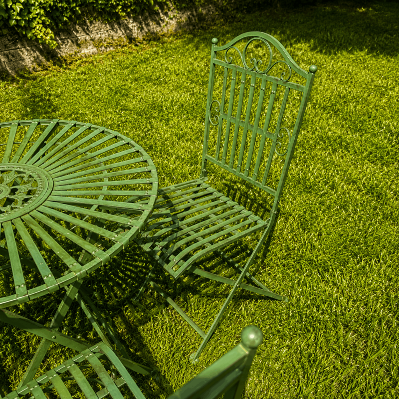 Mesa de jardín redonda con tablero calado – Vista de cerca
