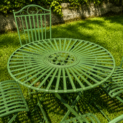 Silla de metal con respaldo de volutas – Detalle