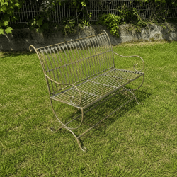 Asiento calado y reposabrazos curvados del banco – Vista de cerca