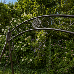 Arco decorativo y respaldo de estilo gótico – Vista frontal