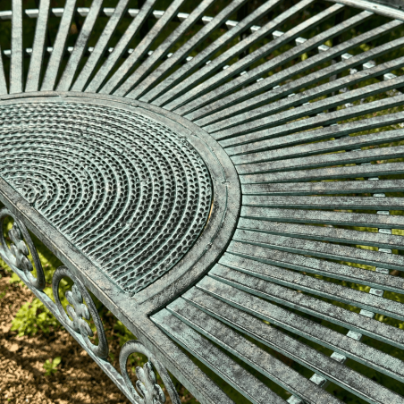 Asiento calado del banco romántico de jardín con arco