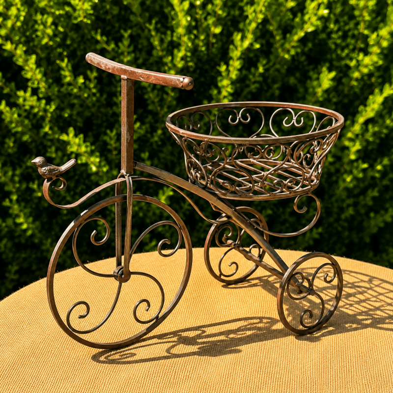 Triciclo portamacetas vintage con pájaro decorativo