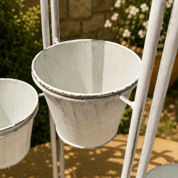 Soporte para 6 macetas de metal gris envejecido de estilo antiguo: vista de las macetas