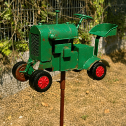 Pluviómetro decorativo de tractor verde – vista del tractor