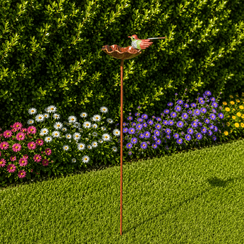 Baño para pájaros con pedestal y colibrí decorativo – vista lateral