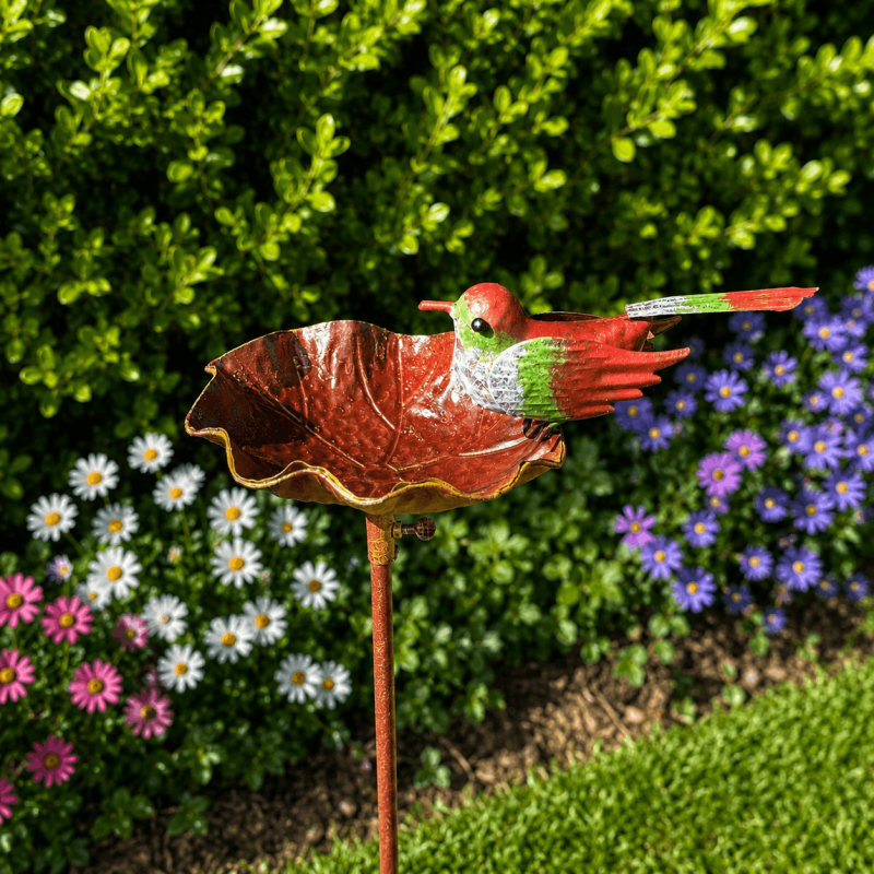 Baño para pájaros con pedestal y colibrí decorativo – vista lateral