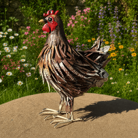 Gallina decorativa de metal con plumaje trabajado