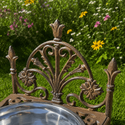 Detalle del respaldo con flores de lis y motivos florales