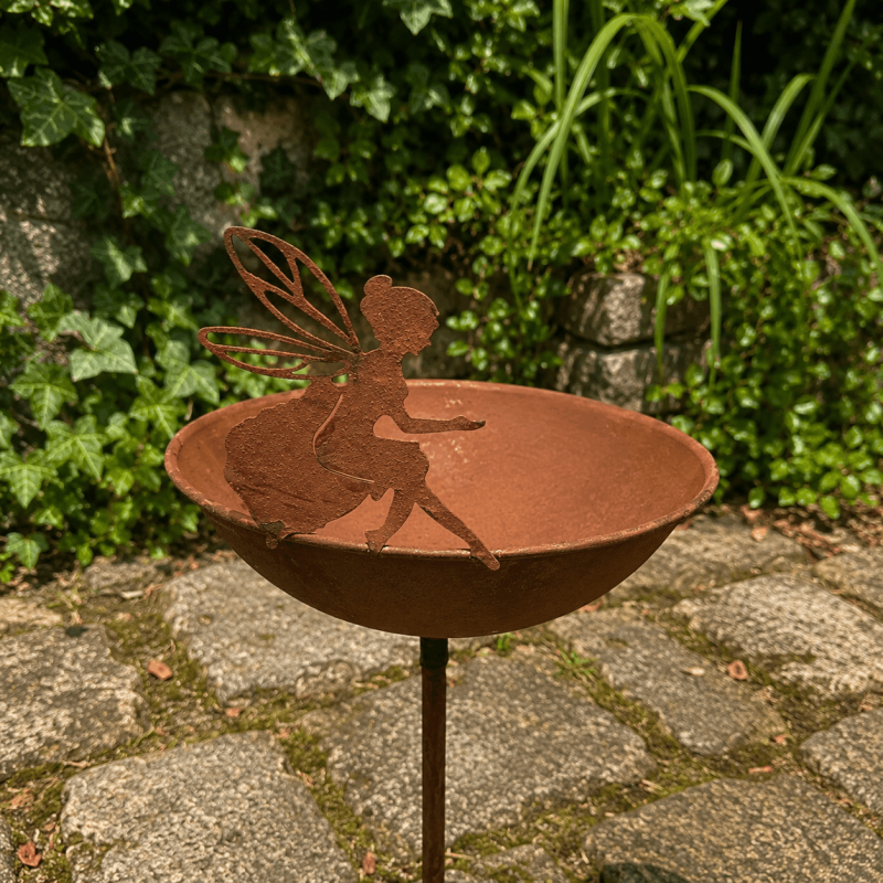 Comedero para aves sobre soporte con hada de metal