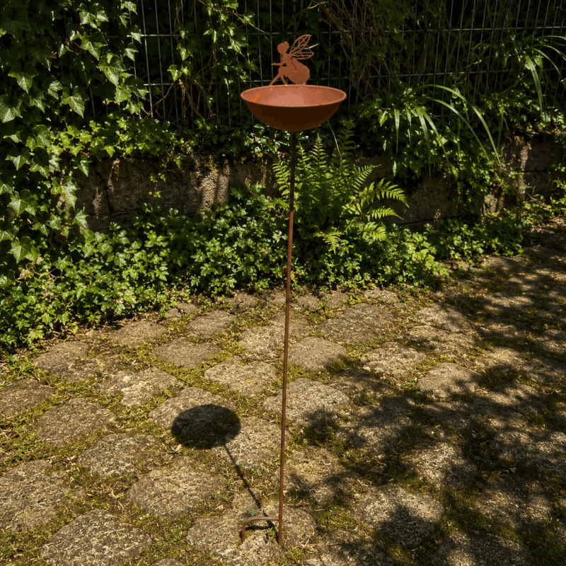 Comedero para pájaros instalado en un jardín natural