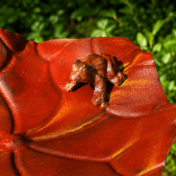 Rana decorativa sobre hoja de nenúfar de metal – Detalle