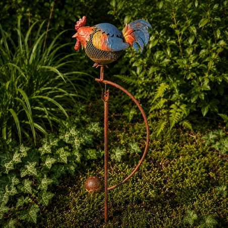 Gallina de metal colorida sobre soporte con balancín