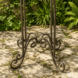 Detalles decorativos del conjunto de jardín con mesa alta