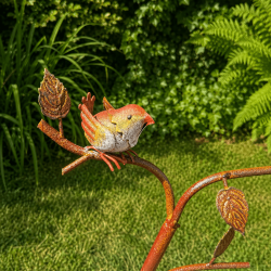 Detalle de la bandeja de metal con pájaro decorativo