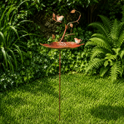 Comedero y bebedero para aves instalado en un jardín natural