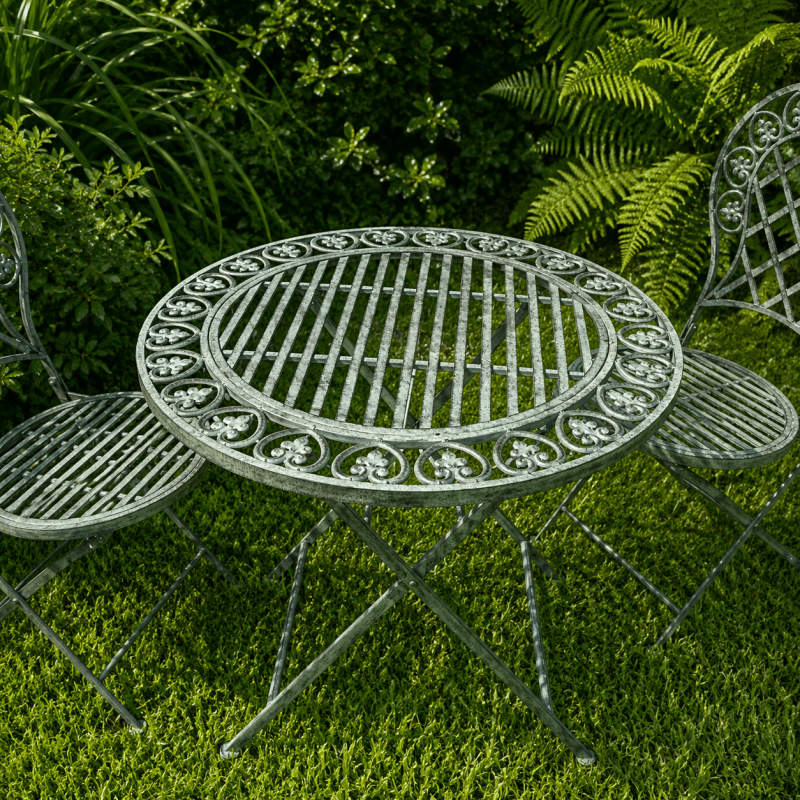 Mesa redonda de jardín con motivos de flor de lis – Detalle